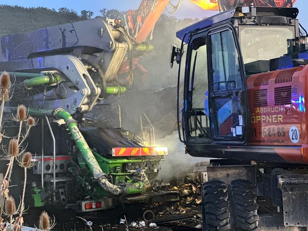 lkw brennen auf autobahn 38: fahrbahn muss saniert werden