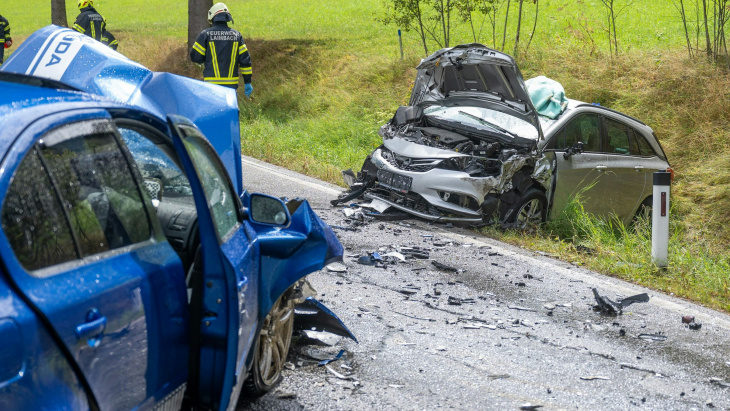 getunter skoda bei frontal-crash völlig zerstört