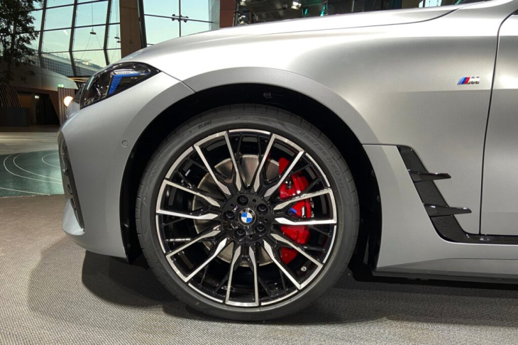 bmw i4 m50 facelift: carbon-paket trifft frozen pure grey