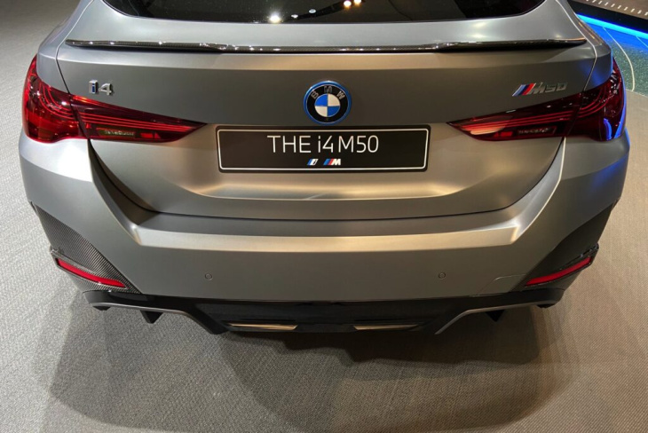 bmw i4 m50 facelift: carbon-paket trifft frozen pure grey