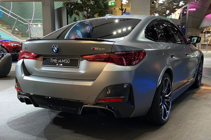 bmw i4 m50 facelift: carbon-paket trifft frozen pure grey