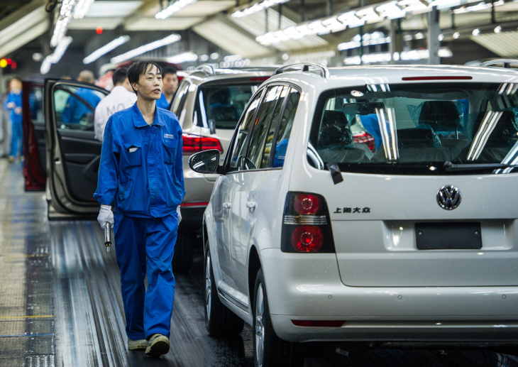 warum vw und mercedes-benz mit deutlichen absatzeinbußen in china zu kämpfen haben