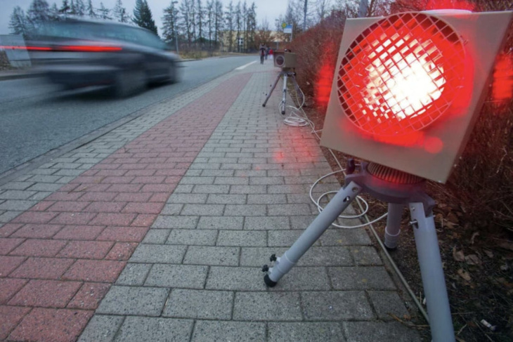 trotz rollsplitt auf der straße: raser brettert mit 104 km/h durch 30er-zone!