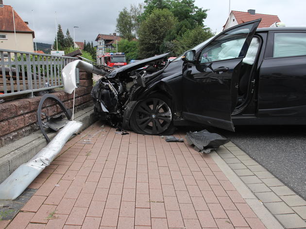 geplatzter reifen: 18-jährige schleudert auf gegenfahrbahn – skoda-fahrerin kann nicht mehr ausweichen