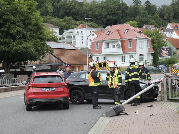 geplatzter reifen: 18-jährige schleudert auf gegenfahrbahn – skoda-fahrerin kann nicht mehr ausweichen