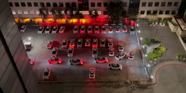 autonome elektroautos hupen allein auf einem parkplatz in san francisco: sieh dir das video an