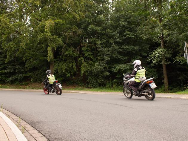 fahrlehrer auf dem motorrad: bike-to-bike-ausbildung immer beliebter