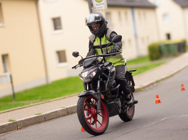 fahrlehrer auf dem motorrad: bike-to-bike-ausbildung immer beliebter