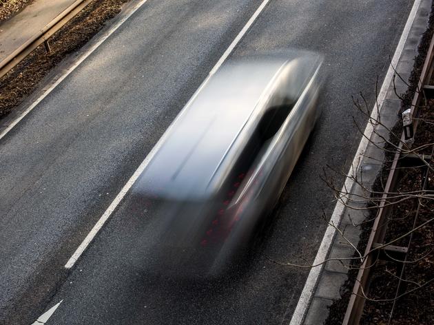 mit 105 km/h durch die 50er-zone: fahrverbot und geldstrafe für raser