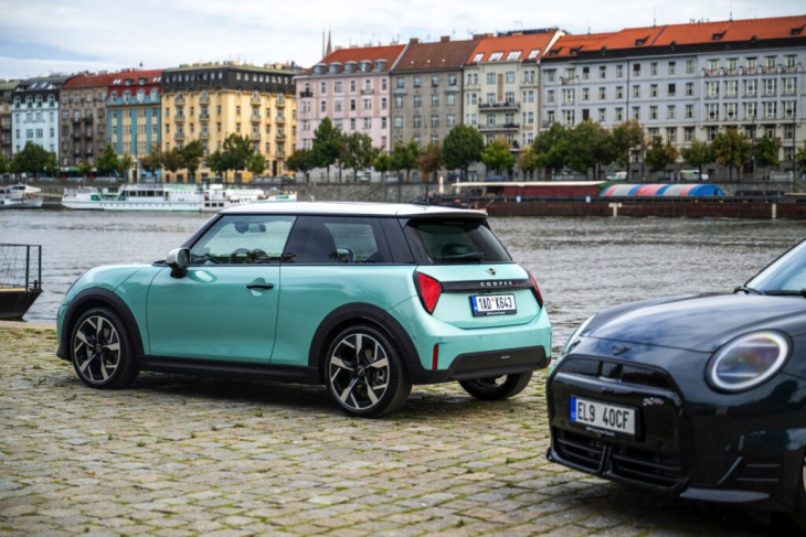 j01 trifft f66: neue mini cooper s und se im direkten vergleich