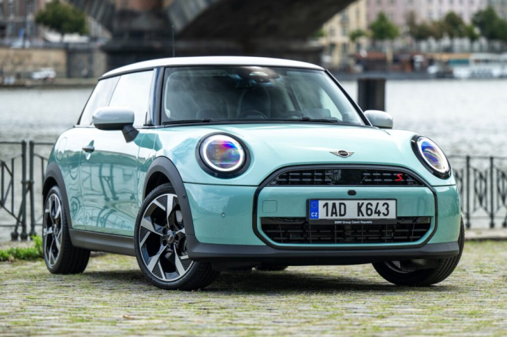 j01 trifft f66: neue mini cooper s und se im direkten vergleich