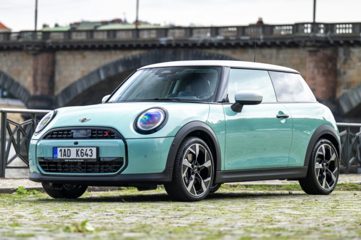 j01 trifft f66: neue mini cooper s und se im direkten vergleich