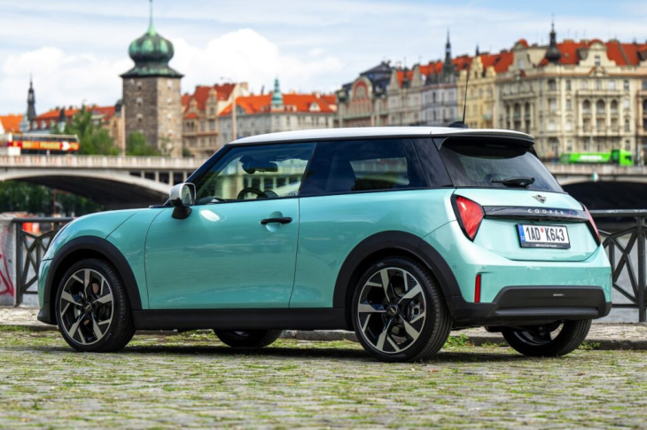 j01 trifft f66: neue mini cooper s und se im direkten vergleich