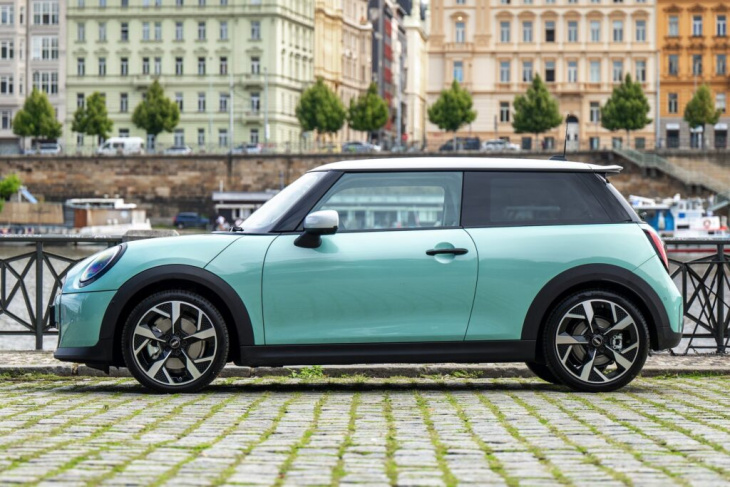 j01 trifft f66: neue mini cooper s und se im direkten vergleich