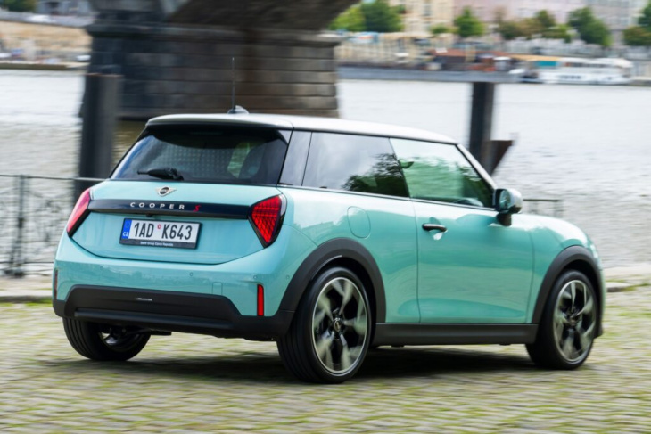 j01 trifft f66: neue mini cooper s und se im direkten vergleich