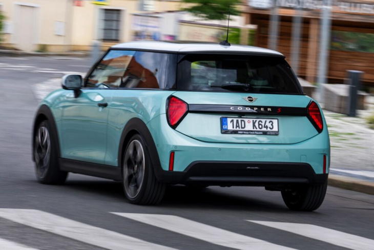 j01 trifft f66: neue mini cooper s und se im direkten vergleich