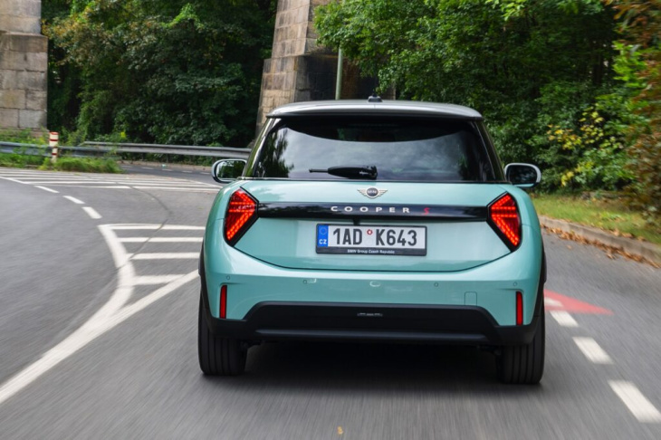 j01 trifft f66: neue mini cooper s und se im direkten vergleich