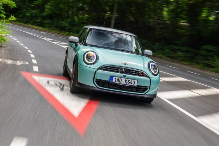 j01 trifft f66: neue mini cooper s und se im direkten vergleich