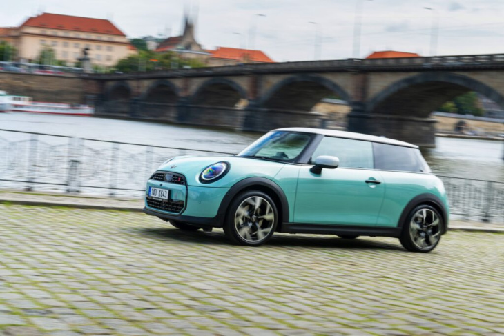 j01 trifft f66: neue mini cooper s und se im direkten vergleich