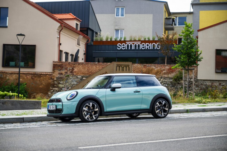 j01 trifft f66: neue mini cooper s und se im direkten vergleich