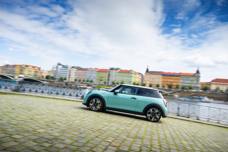 j01 trifft f66: neue mini cooper s und se im direkten vergleich