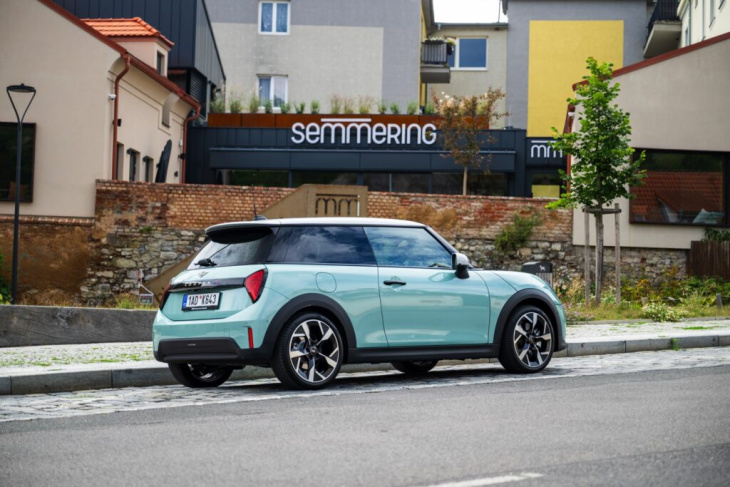 j01 trifft f66: neue mini cooper s und se im direkten vergleich