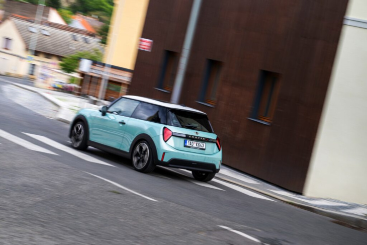 j01 trifft f66: neue mini cooper s und se im direkten vergleich