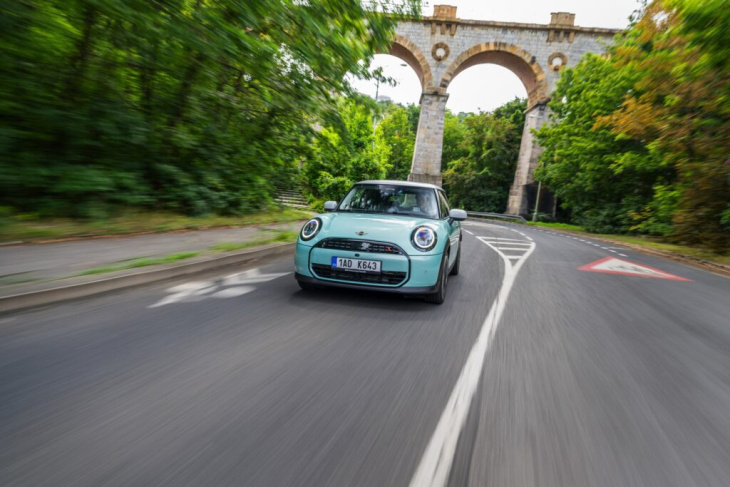 j01 trifft f66: neue mini cooper s und se im direkten vergleich