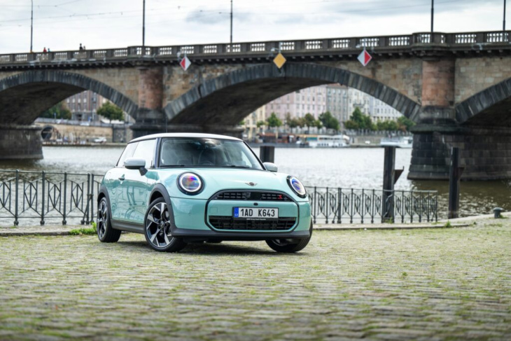 j01 trifft f66: neue mini cooper s und se im direkten vergleich