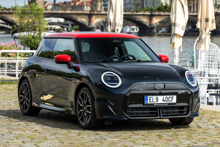 j01 trifft f66: neue mini cooper s und se im direkten vergleich