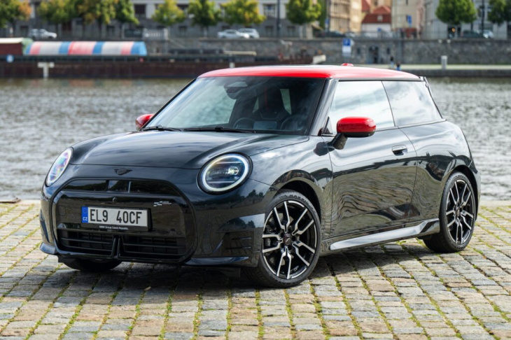 j01 trifft f66: neue mini cooper s und se im direkten vergleich