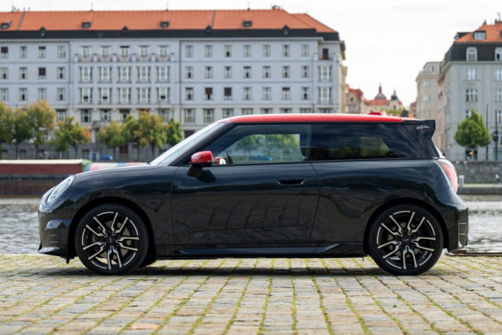 j01 trifft f66: neue mini cooper s und se im direkten vergleich