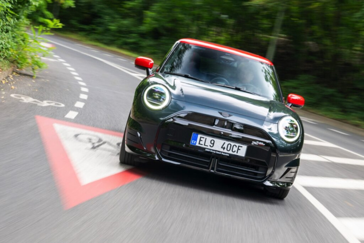 j01 trifft f66: neue mini cooper s und se im direkten vergleich