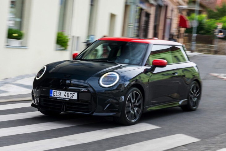 j01 trifft f66: neue mini cooper s und se im direkten vergleich