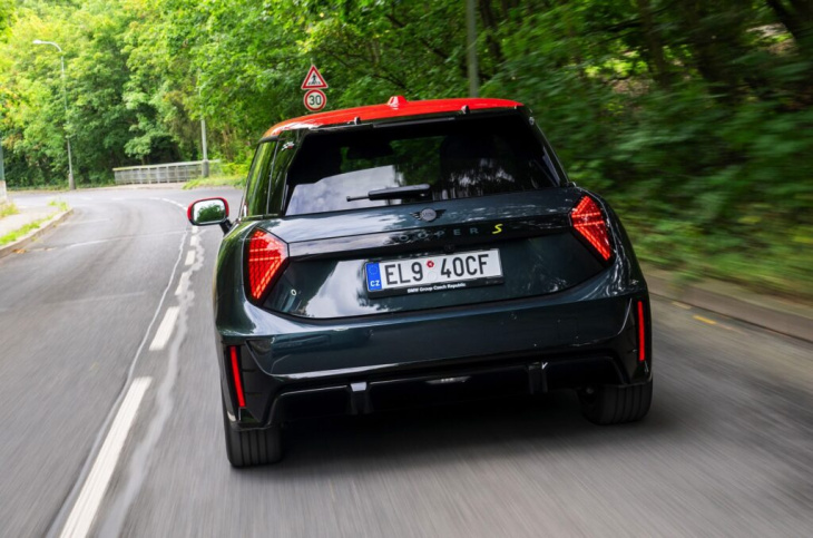 j01 trifft f66: neue mini cooper s und se im direkten vergleich