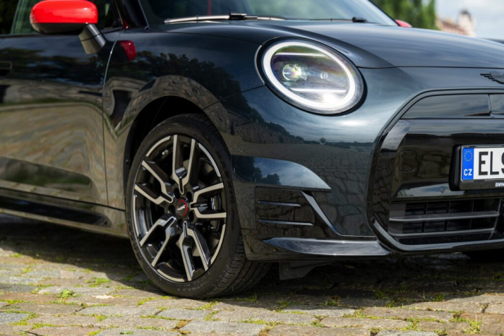 j01 trifft f66: neue mini cooper s und se im direkten vergleich