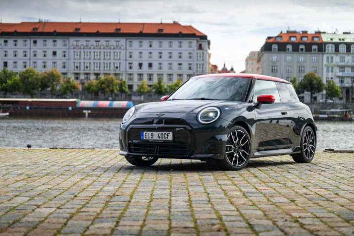 j01 trifft f66: neue mini cooper s und se im direkten vergleich