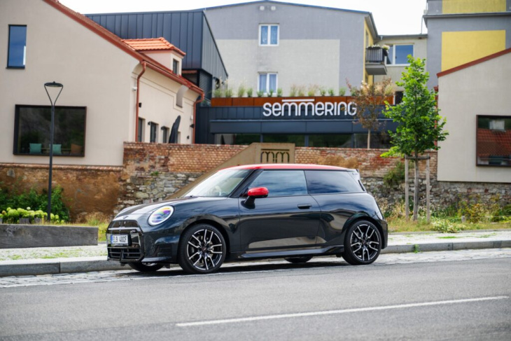 j01 trifft f66: neue mini cooper s und se im direkten vergleich