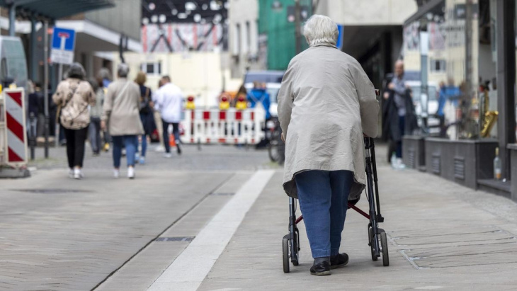 autoindustrie für verkaufsverbot von benzin und diesel ab 2045