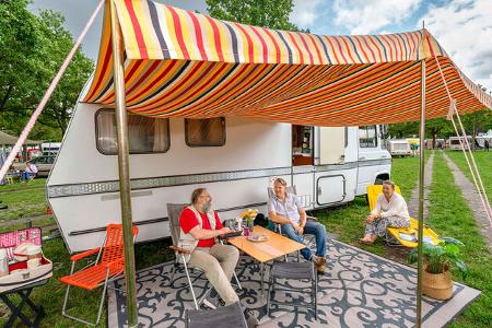 dieser oldtimer wird als familiencamper genutzt