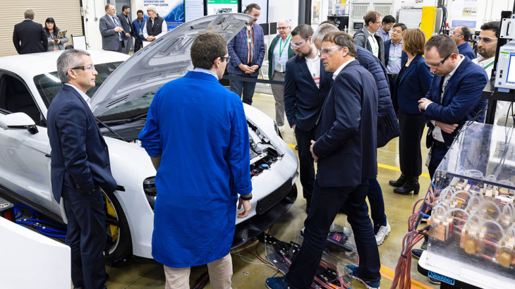 porsche setzt weltrekord beim induktiven laden