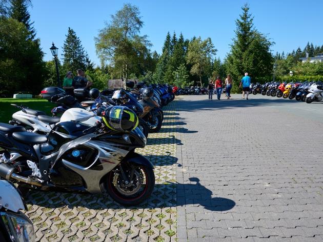 160 motorräder fahren zum „hayabusaclub germany“ quer durch winterberg - die besten bilder