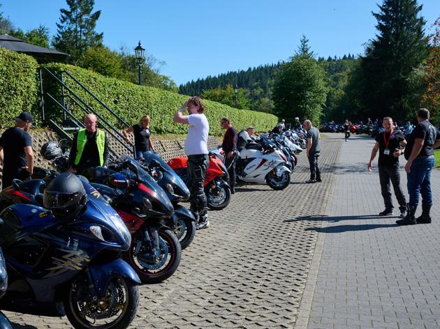 160 motorräder fahren zum „hayabusaclub germany“ quer durch winterberg - die besten bilder