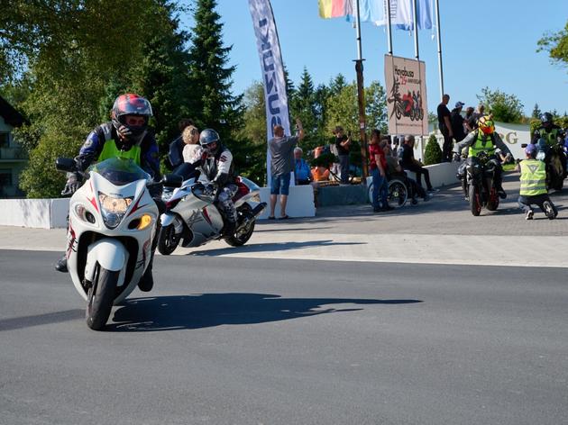 160 motorräder fahren zum „hayabusaclub germany“ quer durch winterberg - die besten bilder