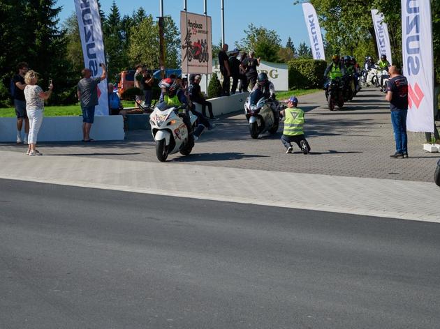 160 motorräder fahren zum „hayabusaclub germany“ quer durch winterberg - die besten bilder