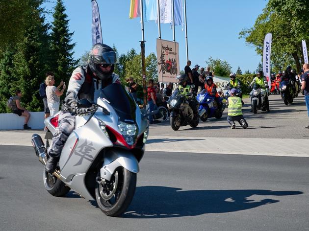 160 motorräder fahren zum „hayabusaclub germany“ quer durch winterberg - die besten bilder