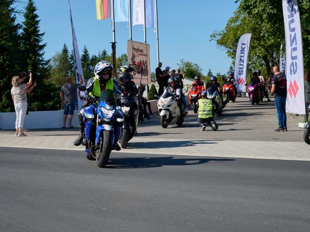 160 motorräder fahren zum „hayabusaclub germany“ quer durch winterberg - die besten bilder