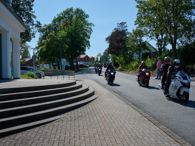 160 motorräder fahren zum „hayabusaclub germany“ quer durch winterberg - die besten bilder