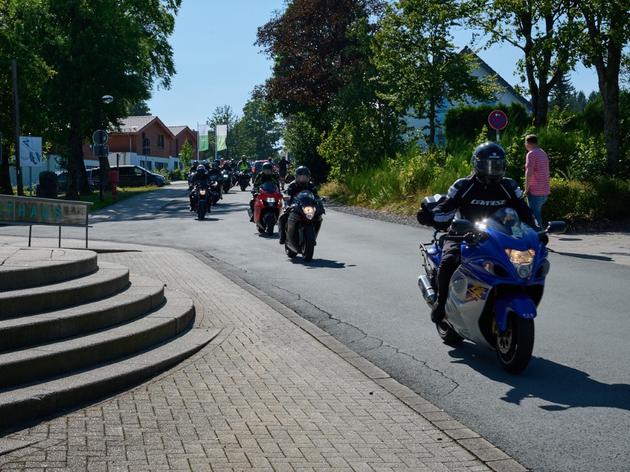 160 motorräder fahren zum „hayabusaclub germany“ quer durch winterberg - die besten bilder