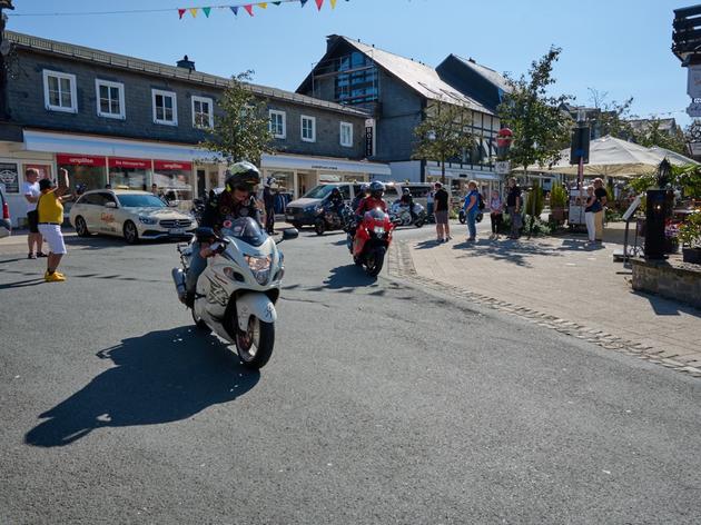 160 motorräder fahren zum „hayabusaclub germany“ quer durch winterberg - die besten bilder